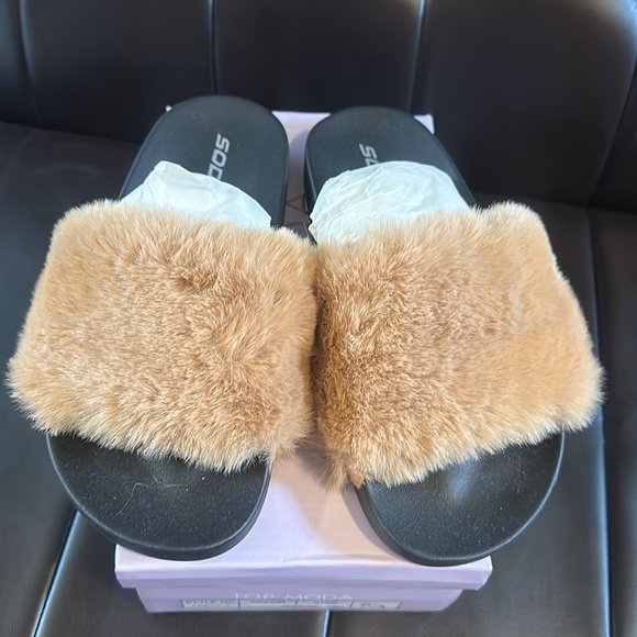 Female fury sandals. Size 7 US - Picture 2 of 3